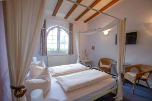 a bedroom with two beds and a window at Hotel Dolgesheim in Dolgesheim