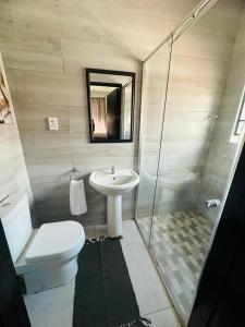 een badkamer met een toilet, een wastafel en een douche bij The Curve Apartments Unit 19 in Johannesburg