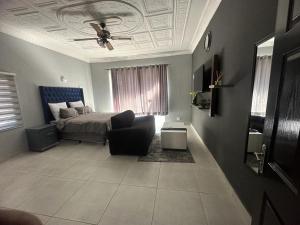 una camera con letto e ventilatore a soffitto di The Curve Apartments Unit 19 a Johannesburg