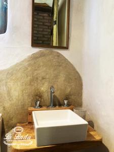 y baño con lavabo blanco y espejo. en Casa Eco La Linda San Marcos Sierras en San Marcos Sierras