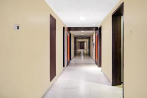 un pasillo de un edificio de oficinas con un pasillo largo en Collection O Hotel Mapple by green leaves, en Pune