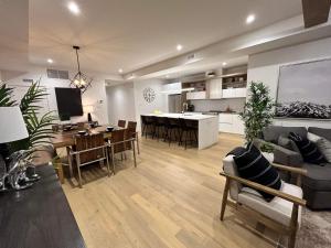 Il comprend un salon et une cuisine avec un canapé et une table. dans l'établissement Verbier New Luxurious Condo 2bdrm spa-pool-sauna, à Mont-Tremblant