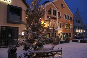 un arbre de Noël devant un bâtiment éclairé dans l'établissement Hotel Die Gams, à Beilngries