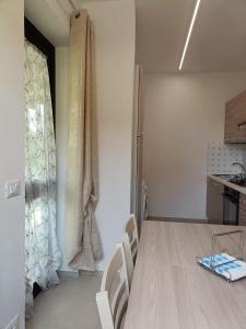 a kitchen with a table and chairs in a room at A Casa di Amici in Arezzo