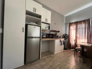 Kiewiets Creek Guesthouse的厨房或小厨房