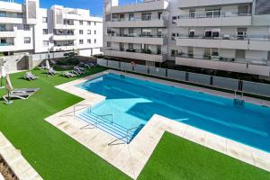 une piscine sur le toit d'un bâtiment dans l'établissement Aqua 6 1A, à Marbella