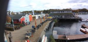 eine Gruppe von Häusern auf einem Dock neben einem Fluss in der Unterkunft Ferienwohnung in Seenähe in Markkleeberg