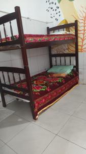 Divstāvu gulta vai divstāvu gultas numurā naktsmītnē Pousada Aconchego