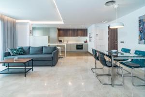 - un salon avec un canapé bleu et une table dans l'établissement Aqua 6 1A, à Marbella