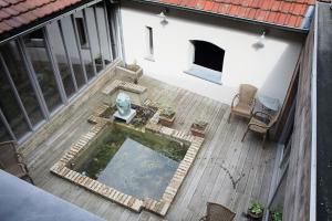 - une vue sur la terrasse et la piscine dans l'établissement Poëziehotel Surplace, à Bever