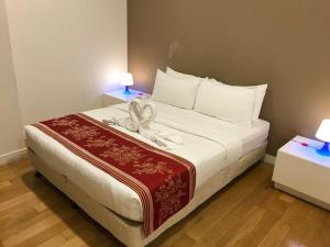 Un dormitorio con una cama con una toalla. en The Platinum KLCC by Moonlight en Kuala Lumpur