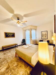 1 dormitorio con 1 cama y ventilador de techo en Milano Guest House en Milán