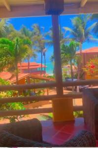 uma vista para um resort com palmeiras em Ville Sweet Home em Canoa Quebrada