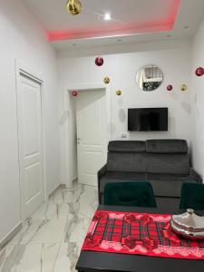 een woonkamer met een bank en een tafel bij Marghe Luxury Home in Napels