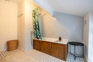 een badkamer met een wastafel en een douche bij GuestReady - Elegant home in Manchester in Manchester