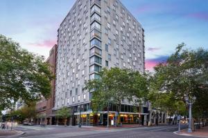 uma representação de um edifício alto numa rua da cidade em Courtyard by Marriott Portland City Center em Portland