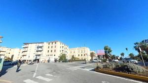 una calle vacía con una persona cruzando la calle en La Bandinella, en Albissola Marina