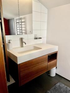 uma casa de banho com um lavatório e um espelho em Chalet an sonniger aussichtsreicher Lage em Mund