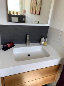 ein weißes Waschbecken in einem kleinen Bad in der Unterkunft Chalet an sonniger aussichtsreicher Lage in Mund