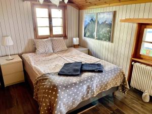 ein Schlafzimmer mit einem Bett und einem Bademantel. in der Unterkunft Chalet an sonniger aussichtsreicher Lage in Mund