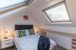 1 dormitorio con cama y ventana en 2 The Cottage en Upholland