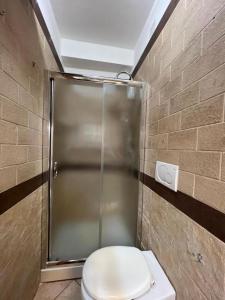 ein Badezimmer mit Toilette und Dusche in der Unterkunft Pardus Domus HOWME in Bari