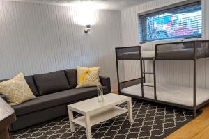 sala de estar con sofá y literas en PRIVATE POOL AND BACKYARD * BBQ * 6 BEDS * 5 MIN. FROM MTL, en Longueuil