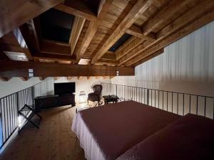 Un pat sau paturi într-o cameră la La Rondinera Apartments Franciacorta