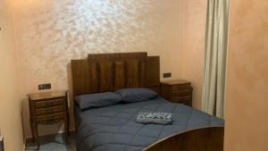 - une chambre avec un grand lit et 2 tables de chevet dans l'établissement Chic 3 Bed Villa in heart of Agadir, à Agadir