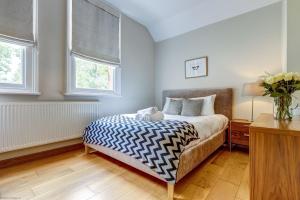 a bedroom with a bed and a vase of flowers at Rawlinson Road 10A in Oxford