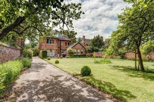 ein Grundstück mit einem großen Hof vor einem Haus in der Unterkunft Rawlinson Road 10A in Oxford
