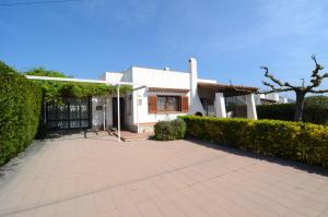 a basketball hoop in front of a white house at VALL GRAN 3 in L'Estartit