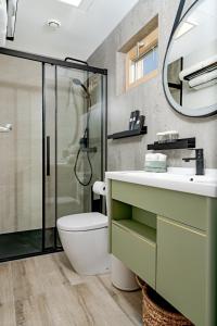 La salle de bains est pourvue d'une douche, de toilettes et d'un lavabo. dans l'établissement Eden Hill Retreat & Spa - Adults Only, à Şimon