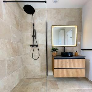 um chuveiro na casa de banho com um lavatório e um espelho em Baya Spa em Les-Pennes-Mirabeau