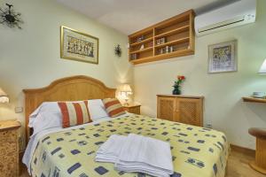Postel nebo postele na pokoji v ubytování Apartamentos Carlos + 30 fotografií
