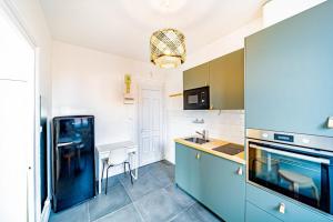 A kitchen or kitchenette at Le petit Raspail-Appartement rénové-Gratte-Ciel
