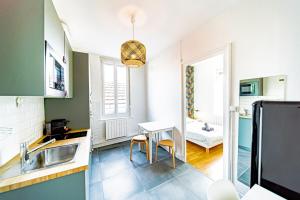 A kitchen or kitchenette at Le petit Raspail-Appartement rénové-Gratte-Ciel
