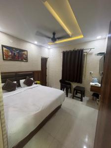 een slaapkamer met een groot bed en een bureau bij Jasneet Homestay in Amritsar