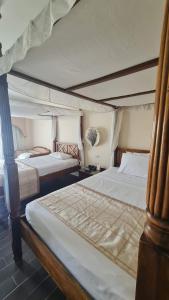 2 camas en una habitación de hotel con 2 salas en Domina coral bay elisir SPA en Sharm El Sheikh