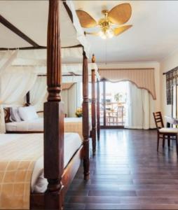 1 dormitorio con 2 camas y ventilador de techo en Domina coral bay elisir SPA en Sharm El Sheikh