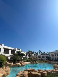 vista sulla piscina di un resort di Domina coral bay elisir SPA a Sharm El Sheikh