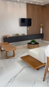 - un salon avec un canapé et une table dans l'établissement Hotel Pé de Serra, à Nossa Senhora da Glória