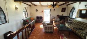 ein Wohnzimmer mit Sofas und einem Tisch in der Unterkunft ISLA DEL BURGUILLO in Avila