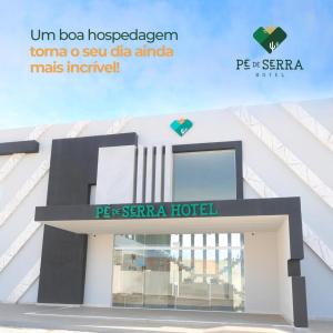un panneau indiquant un hôtel devant un bâtiment dans l'établissement Hotel Pé de Serra, à Nossa Senhora da Glória