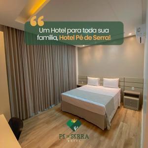Hotel Pé de Serra في Nossa Senhora da Glória: غرفة في فندق بها سرير و علامة على جاهزية فندق peresa