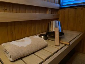 uma toalha sentada numa prateleira numa sauna em Peaceful holiday apartment with stunning lake view em Joutsa