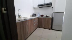 La cuisine est équipée d'un évier et d'un réfrigérateur. dans l'établissement THE MAJESTIC IPOH B7 by ZamanJa, à Ipoh