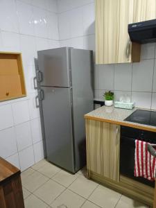Il comprend une cuisine équipée d'un réfrigérateur en acier inoxydable. dans l'établissement 2 bedroom apartment at 1004 Estate, à Lagos
