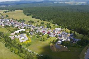 - une vue aérienne sur un petit village arboré dans l'établissement Landhaus am Rennweg, à Neuhaus am Rennweg
