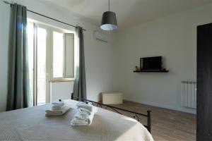 een slaapkamer met een bed met handdoeken erop bij Merylì House in Napels